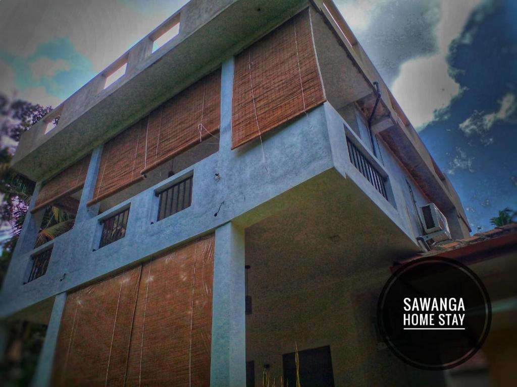 un edificio con un cartel que dice Savaya casa stay en Sawanga Home Stay, en Weligama