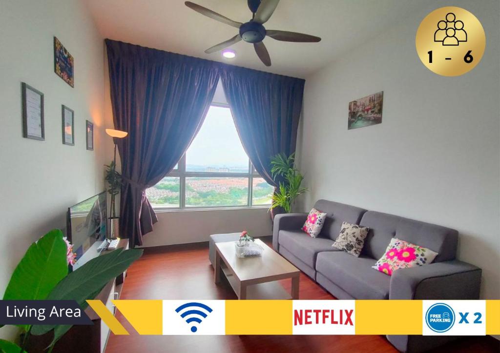 uma sala de estar com um sofá e uma grande janela em 2R2B Comfy Homestay, 1-6 Pax - GA4 em Shah Alam