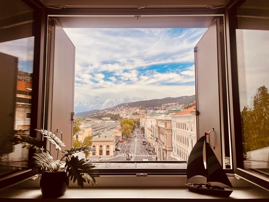 ventana con vistas a la ciudad en CELLINI HOME, en Trieste