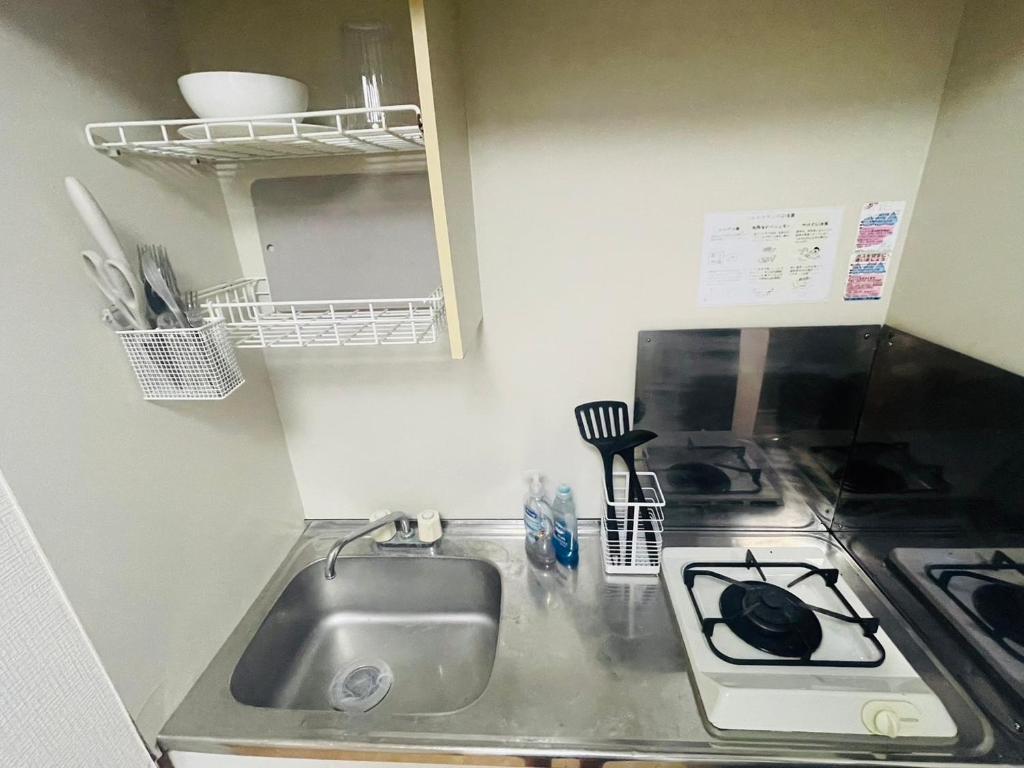 cocina con fregadero y fogones en MK STUDIO HONCHO l 本町 en Yokosuka