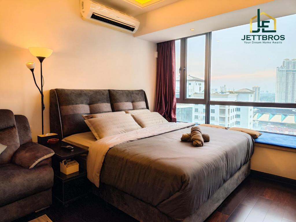 - une chambre avec un lit, une chaise et une fenêtre dans l'établissement R&F Princess Cove By JettBros Johor Bahru, à Johor Bahru