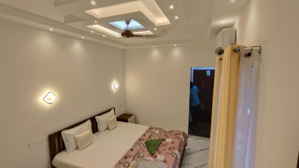 Postel nebo postele na pokoji v ubytování Marari Lotus Beach Villa