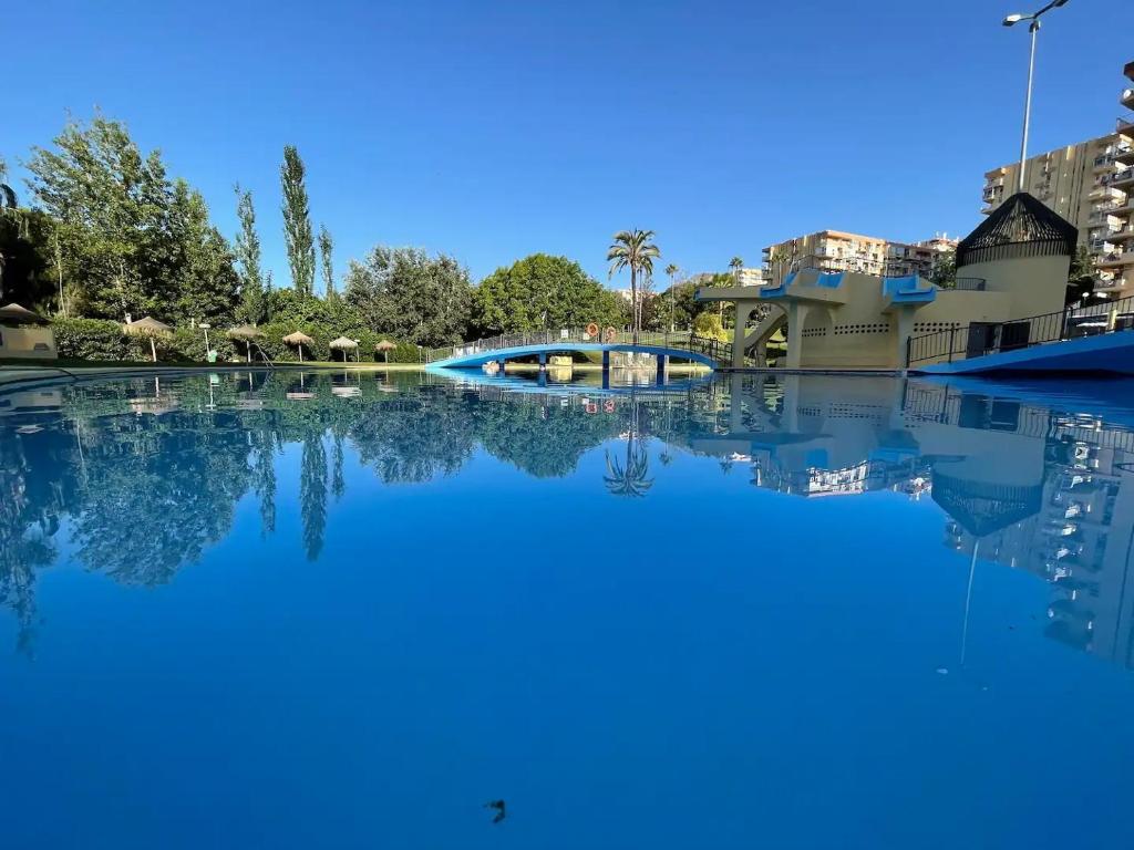 Bazén v ubytovaní EXKLUSIVA LÄGENHET I BENALMADENA alebo v jeho blízkosti