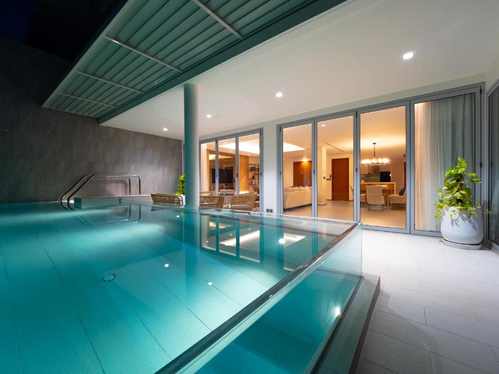 Πισίνα στο ή κοντά στο ANGSANA Beachfront Residences apartment with pool in Laguna Phuket
