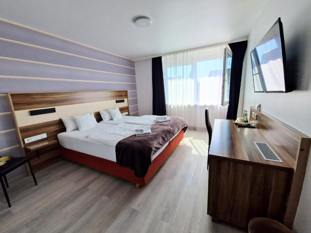 Postel nebo postele na pokoji v ubytování Hotel am Kurpark