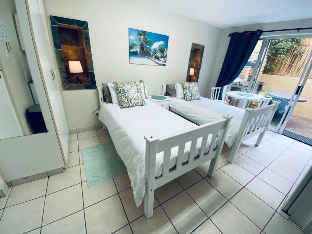 Ansteys Beach Self Catering Apartments - 
