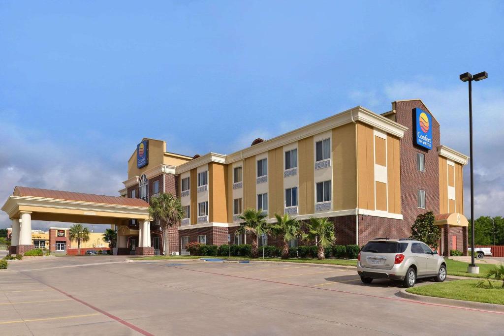 a car parked in a parking lot in front of a hotel at Comfort Inn & Suites Mexia in Mexia