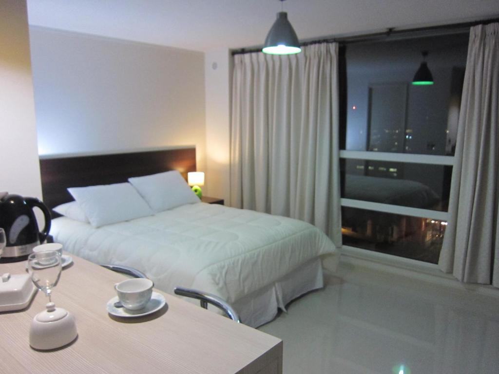 une chambre d'hôtel avec un lit et une fenêtre dans l'établissement Departamentos Germania, à Temuco