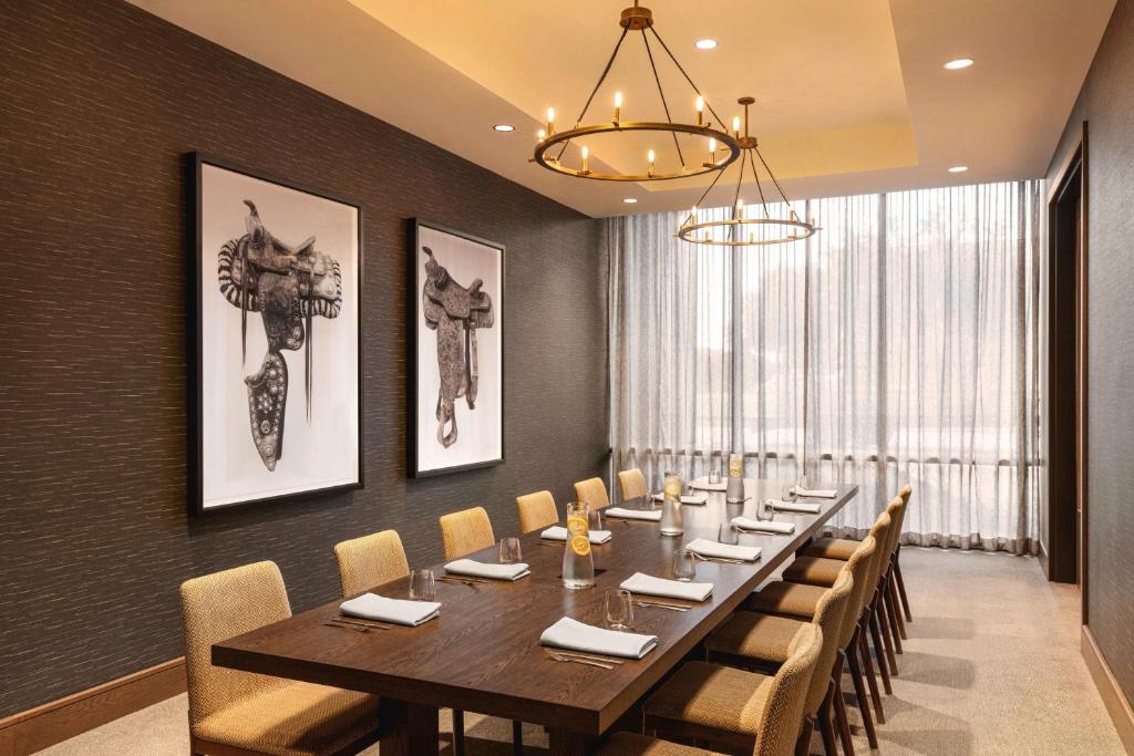 Restaurace v ubytování Doubletree By Hilton Abilene Downtown Convention Center