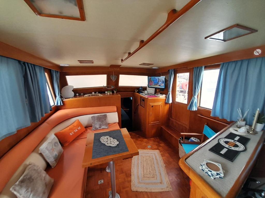 an overhead view of a boat with a bed and a table at Bateau Atypique Yacht La Rochelle in La Rochelle