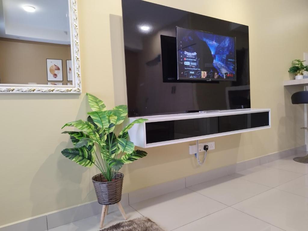 Uma TV ou centro de entretenimento em Rizky D'Bali Homestay @ Bali Residents Melaka