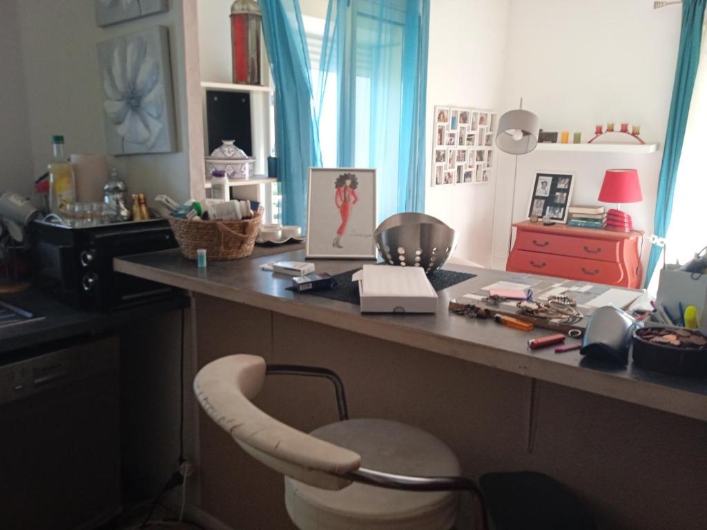 a desk with a chair in a room at Chambre cosy chez Schéhérazade in Toulon