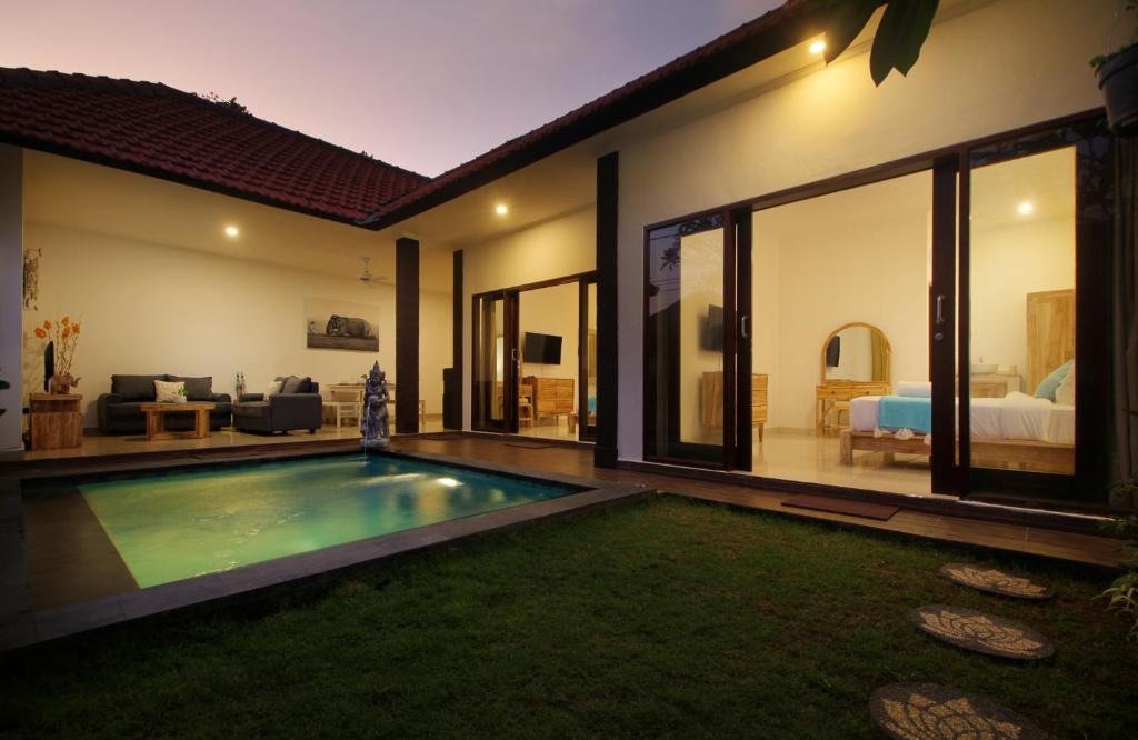 eine Villa mit einem Pool und einem Schlafzimmer in der Unterkunft Villa Lotus Flower Sanur in Sanur