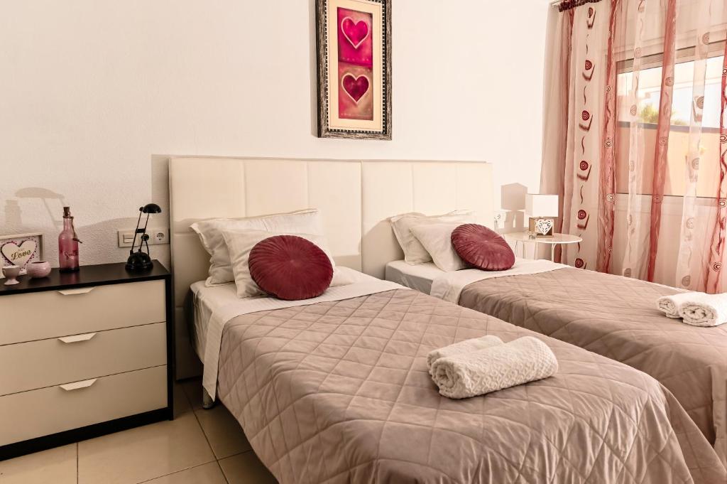 Postel nebo postele na pokoji v ubytování Cozy 2 Bedroom Apartment in Costa Adeje