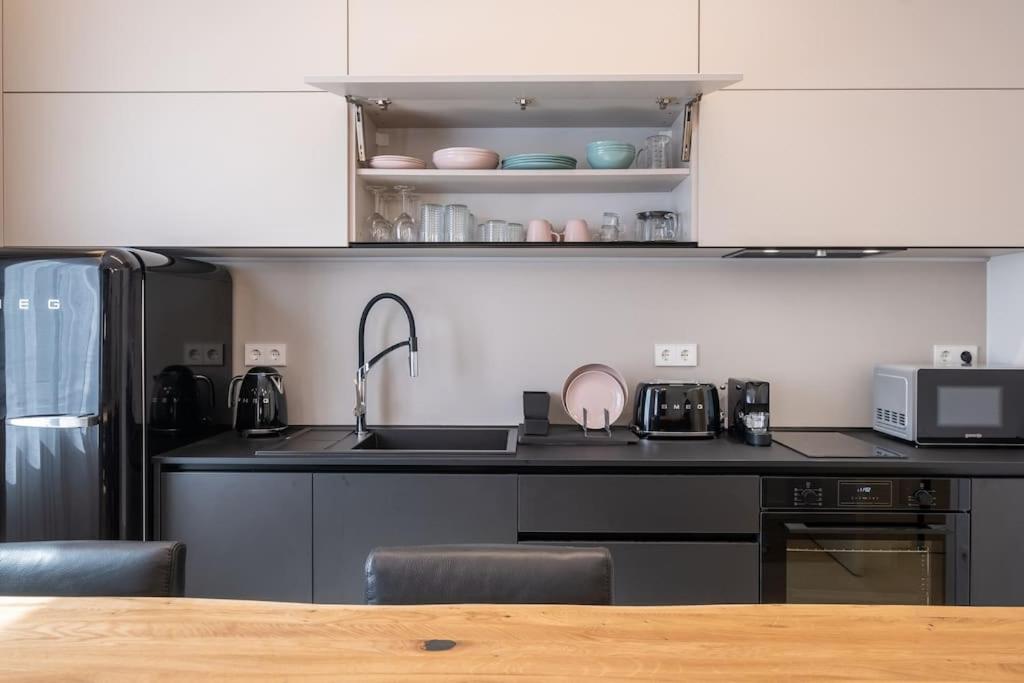 Köök või kööginurk majutusasutuses Top-Notch location, an Exceptionally Stylish flat