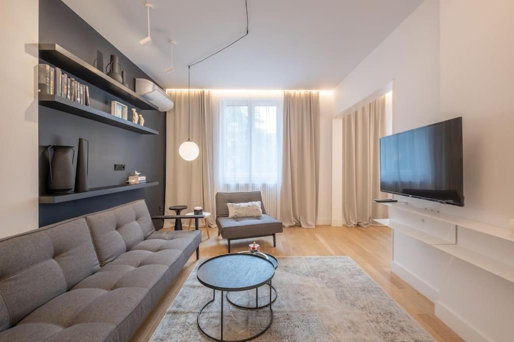 Televiisor ja/või meelelahutuskeskus majutusasutuses Top-Notch location, an Exceptionally Stylish flat