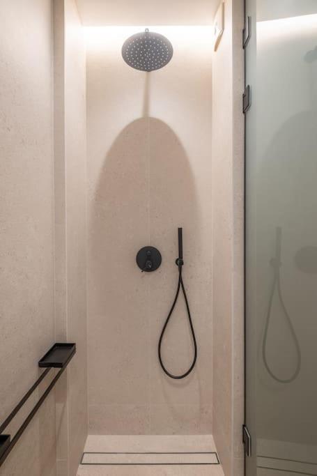 Vannituba majutusasutuses Top-Notch location, an Exceptionally Stylish flat