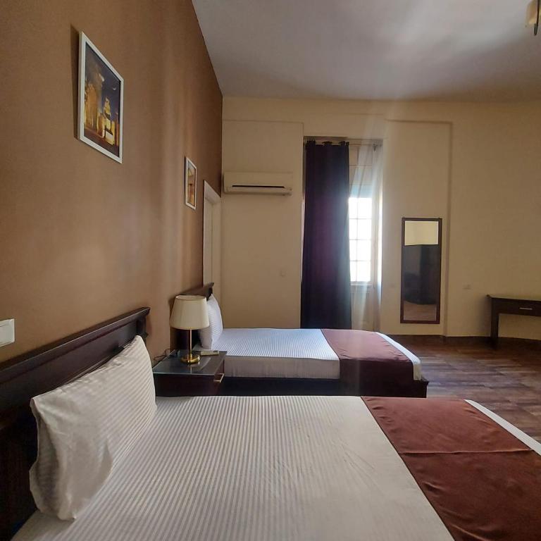 Кровать или кровати в номере Gresham Hotel