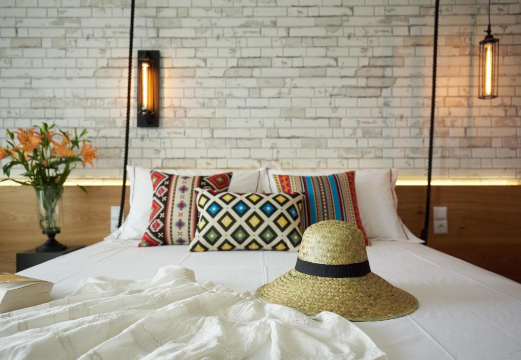 リメナリアにあるLa Bohemeのベッドの上に座る帽子(枕付)