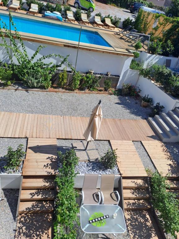 Bazén v ubytování Beach Hotel Kapahi nebo v jeho okolí