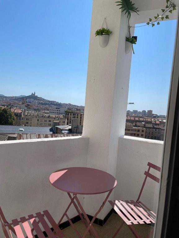 En balkon eller terrasse p&aring; Sublime et Luxieux T3 Vue incroyable Mer et tout les monuments de Marseille