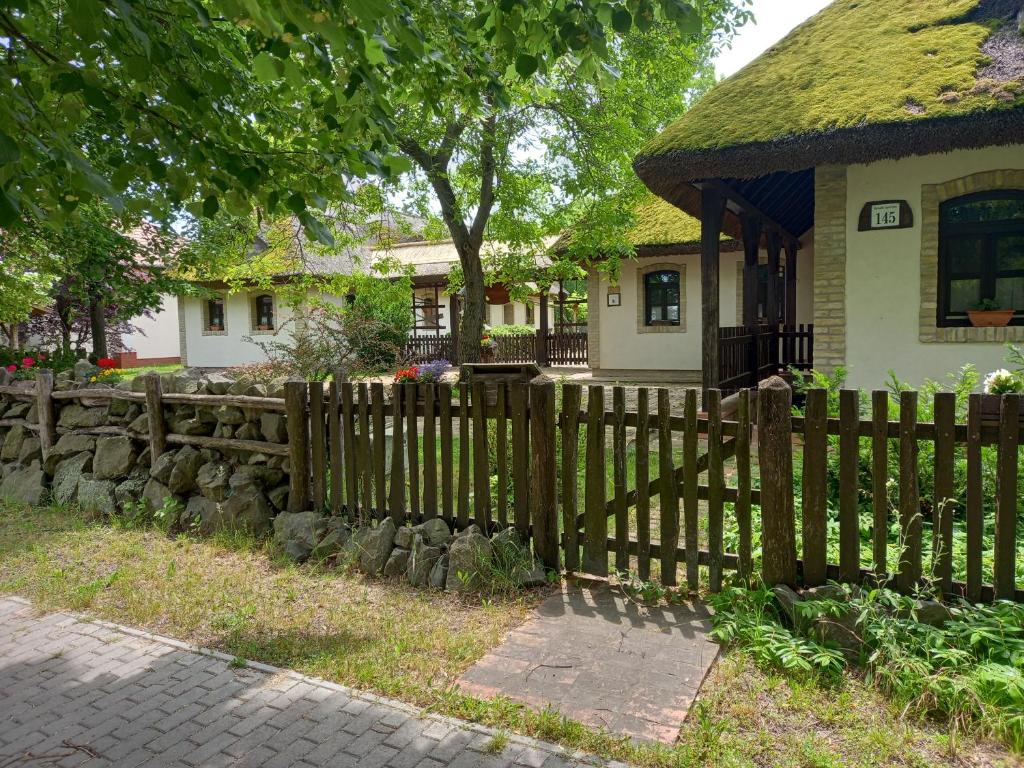 una valla de madera frente a una casa en Hajóskert Vendégház, en Gönyů