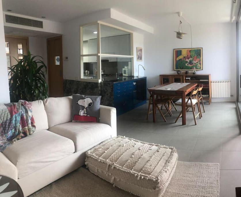 uma sala de estar com um sofá branco e uma mesa em Disfruta del Montseny em Santa María de Palautordera