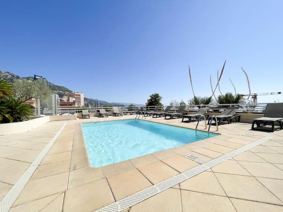 une piscine au sommet d'un immeuble dans l'établissement Palais Joséphine, à Beausoleil