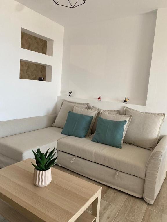 a living room with a couch and a coffee table at La Lunita in Valverde