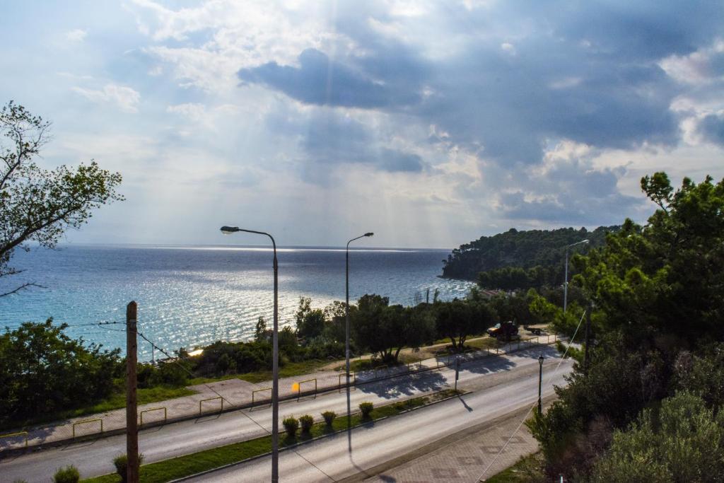 una vista de una carretera con el océano en el fondo en Toroneon Studios en Kallithea Halkidikis