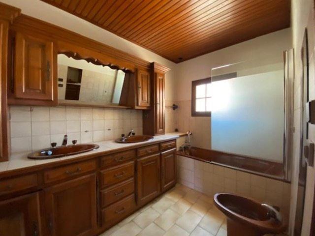 ル・バルカレスにあるMaison familiale à 2 minutes minutes des plage 6DID1のバスルーム(洗面台2台、トイレ付)