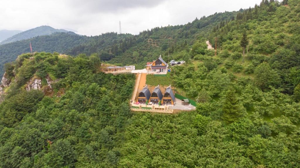 una vista aérea de una casa en una colina en Kartal Yuvası Tatil Köyü, en Trabzon