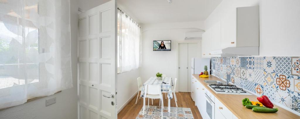Kuchyňa alebo kuchynka v ubytovaní Arricàmpati Villa & Bringo Car Rental