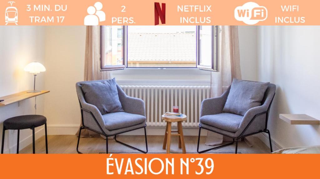 Duas cadeiras e uma mesa num quarto com uma janela em ZenBNB - Évasion - Colocation - Ch 39 - Proche Transport em Annemasse