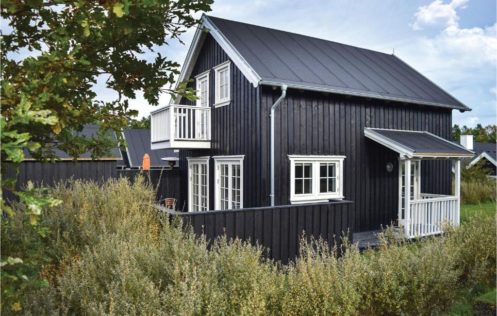 czarny dom z białymi oknami i czarnym dachem w obiekcie Shjlandet w mieście Gjern
