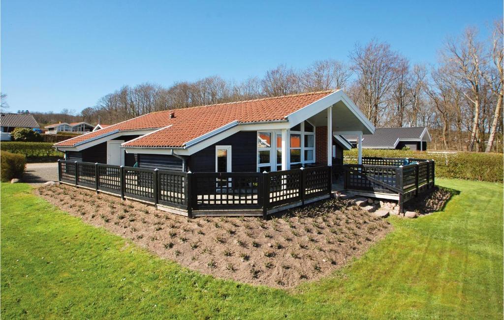 HejlsにあるAmazing Home In Sjlund With Saunaの庭の黒柵付家