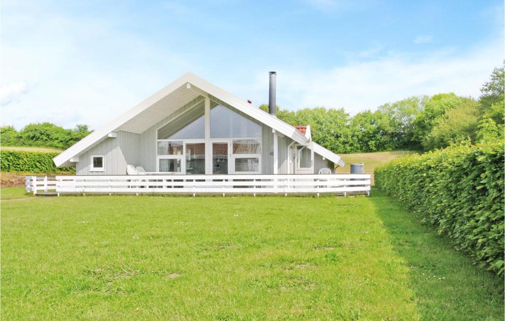 HejlsにあるNice Home In Hejls With 3 Bedrooms, Sauna And Wifiの白柵白家