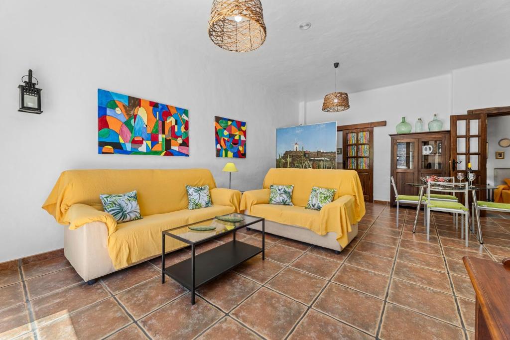 A seating area at Apartamento rural Los Roferos