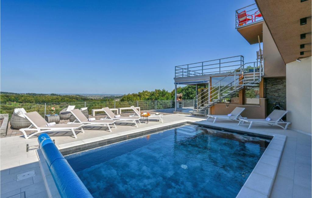 Bazén v ubytování Lovely Home In Radovan With House A Panoramic View nebo v jeho okolí
