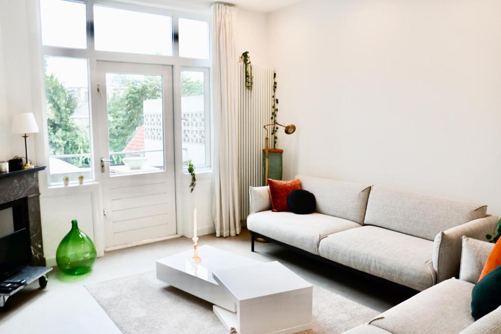 een woonkamer met een bank en een tafel bij Anna Boutique Apartments in Nijmegen