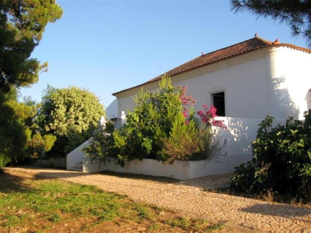 a white house with some plants in front of it at Quinta Teresinha in Estômbar