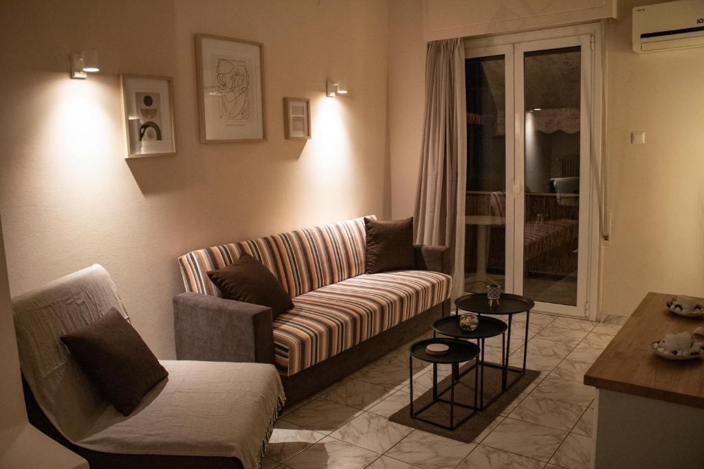 ein Wohnzimmer mit einem Sofa und einem Tisch in der Unterkunft Acropolis rooftop view, 200m from Neos kosmos metro station in Athen