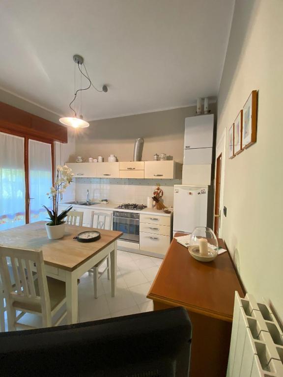 uma cozinha com uma mesa e uma mesa e uma cozinha com uma mesa em Arcobalenotoscano Convivio em Pescia