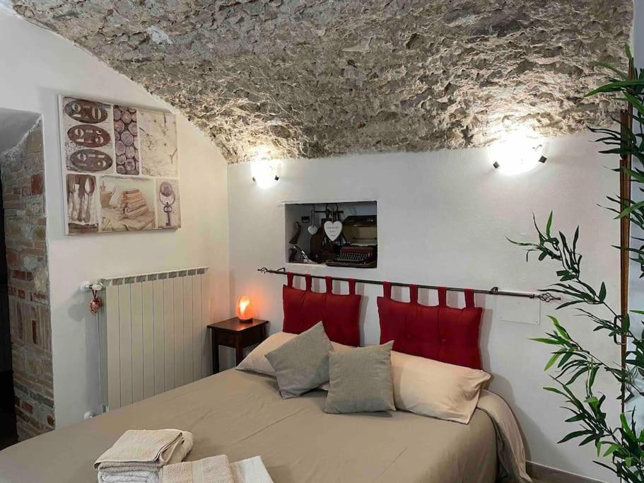 a bedroom with a bed in a room at 'Il Caratteristico' (centro storico) in Capistrello