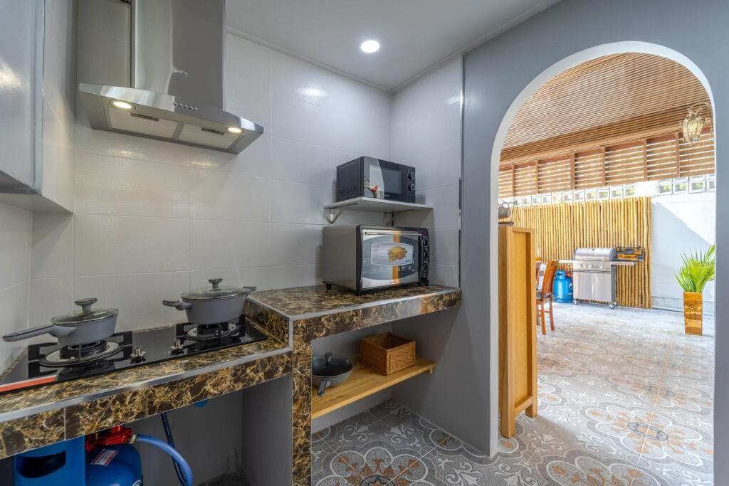 Kuchyň nebo kuchyňský kout v ubytování Come Home Beach Villa, 3 Bedrooms CA3