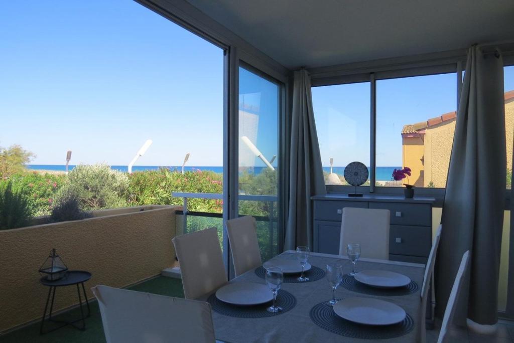 - une salle à manger avec une table et une vue sur l'océan dans l'établissement Superbe vue Appartement 4 à 6 personnes front de mer 6FLOTB79, au Barcarès