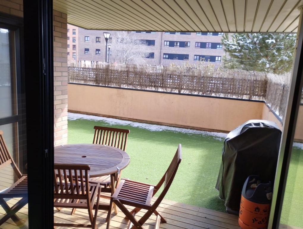 eine Terrasse mit einem Tisch und Stühlen auf dem Balkon in der Unterkunft 3 hab 2 baños parking terraza in Soria