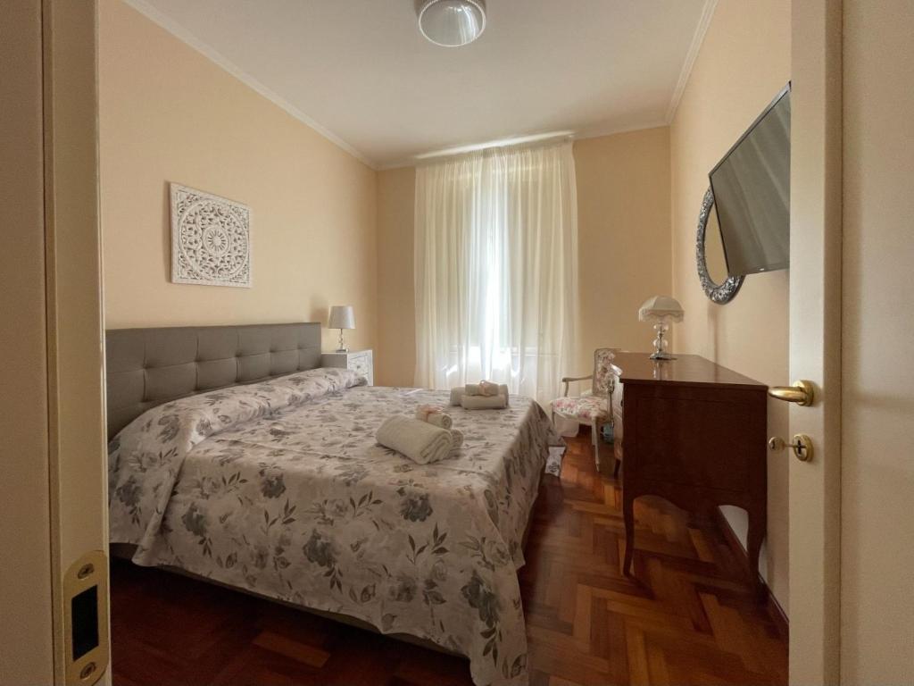 um quarto com uma cama, uma mesa e uma janela em Sotto le stelle di Capua em Capua