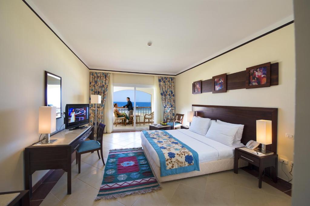 TV a/nebo společenská místnost v ubytování Concorde Moreen Beach Resort