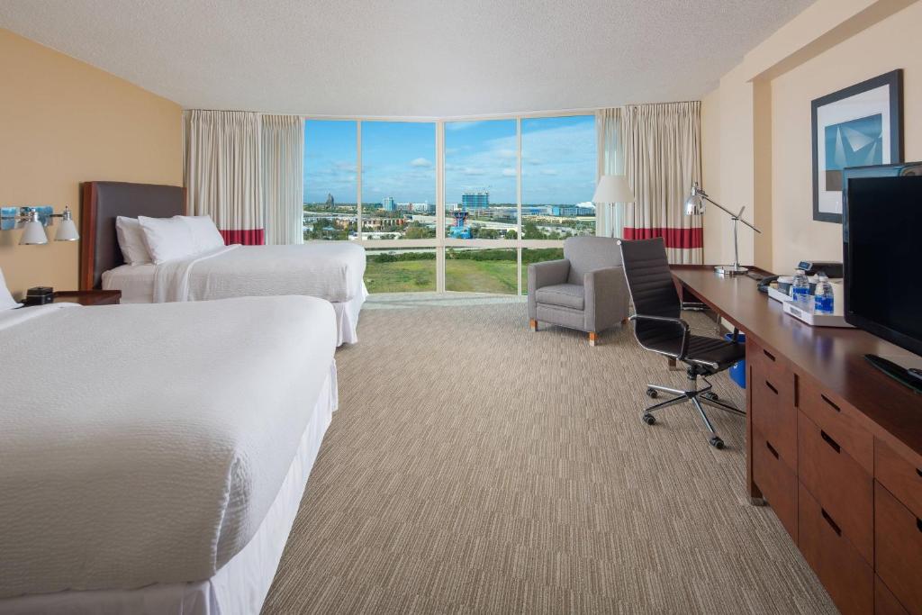 TV a/nebo společenská místnost v ubytování Four Points by Sheraton Orlando International Drive